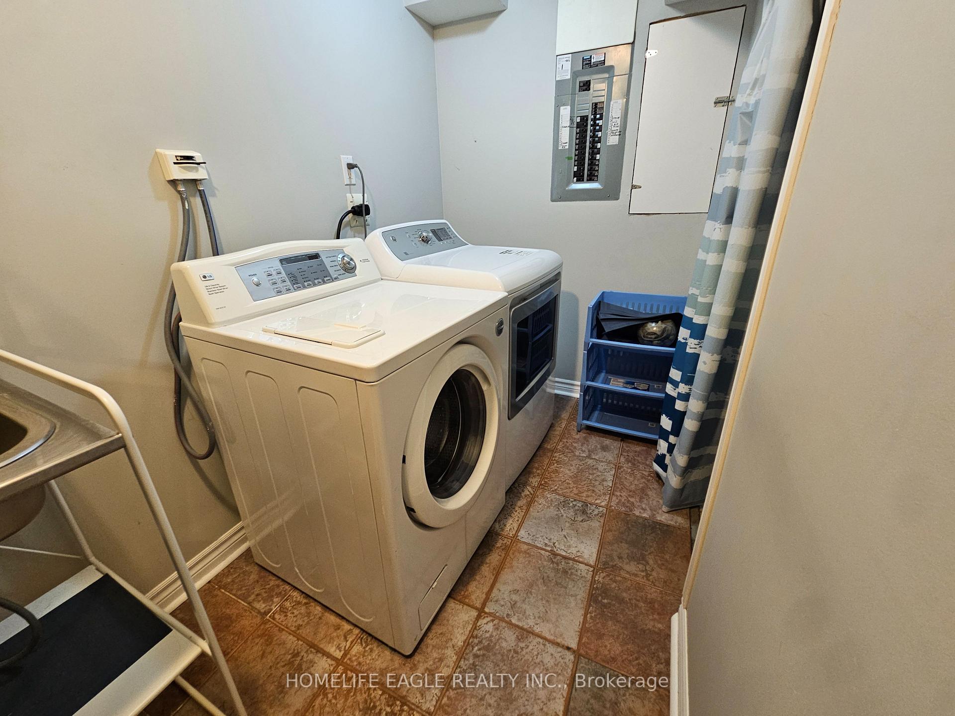 Photo 26 of 77 Earl Stewart Drive, Aurora, Bayview Wellington — HOMEH