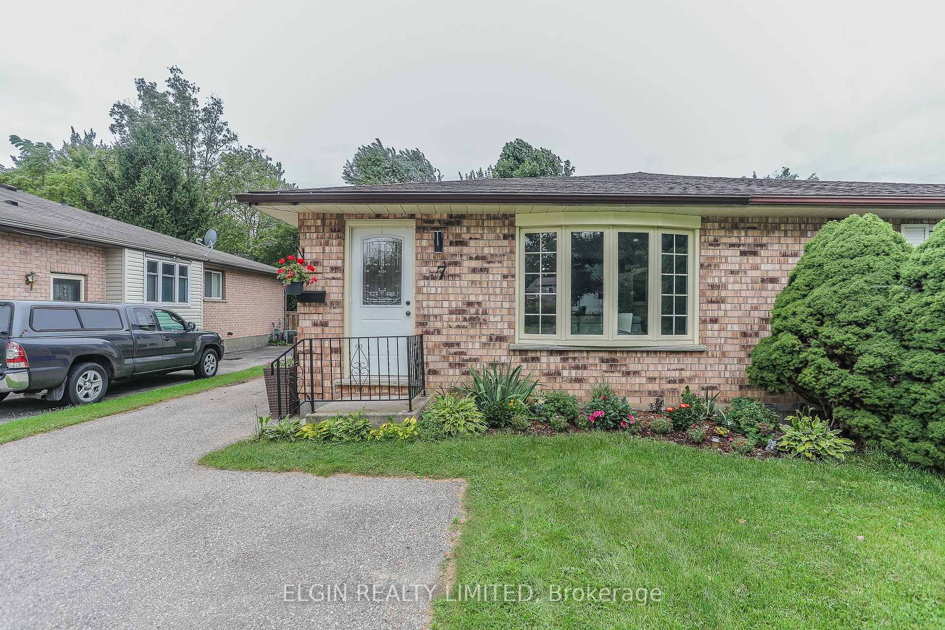 Photo 2 of 7 Willow Street, St. Thomas — HOMEH