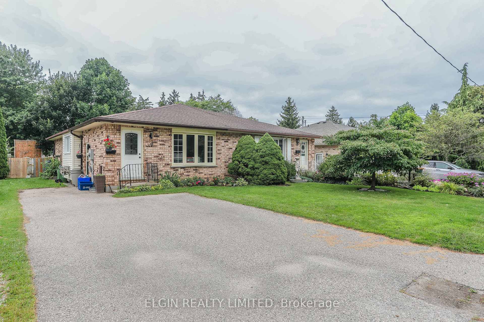 Photo 3 of 7 Willow Street, St. Thomas — HOMEH
