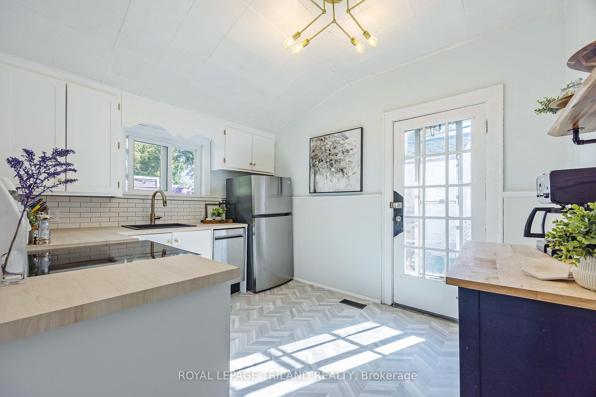 Photo 14 of 39 Woodworth Avenue, St. Thomas — HOMEH