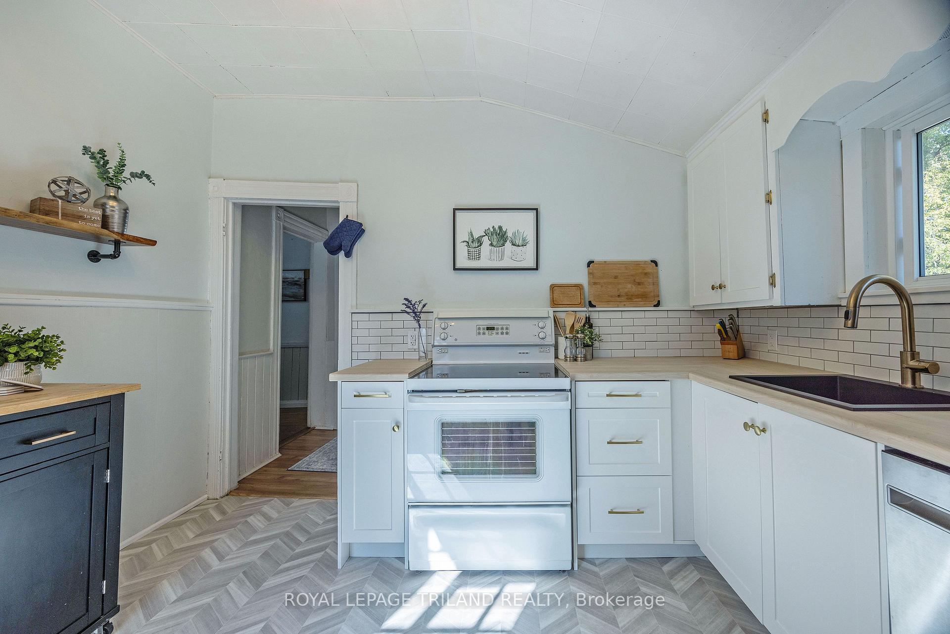 Photo 16 of 39 Woodworth Avenue, St. Thomas — HOMEH