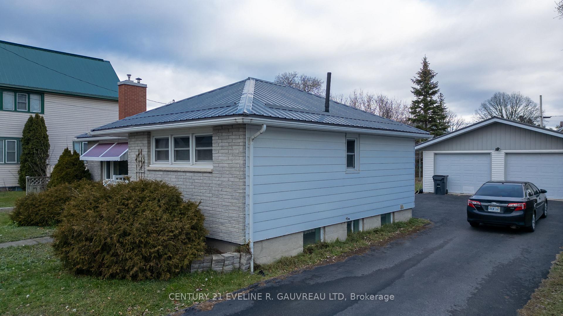 Front of 137 Armstrong Street N