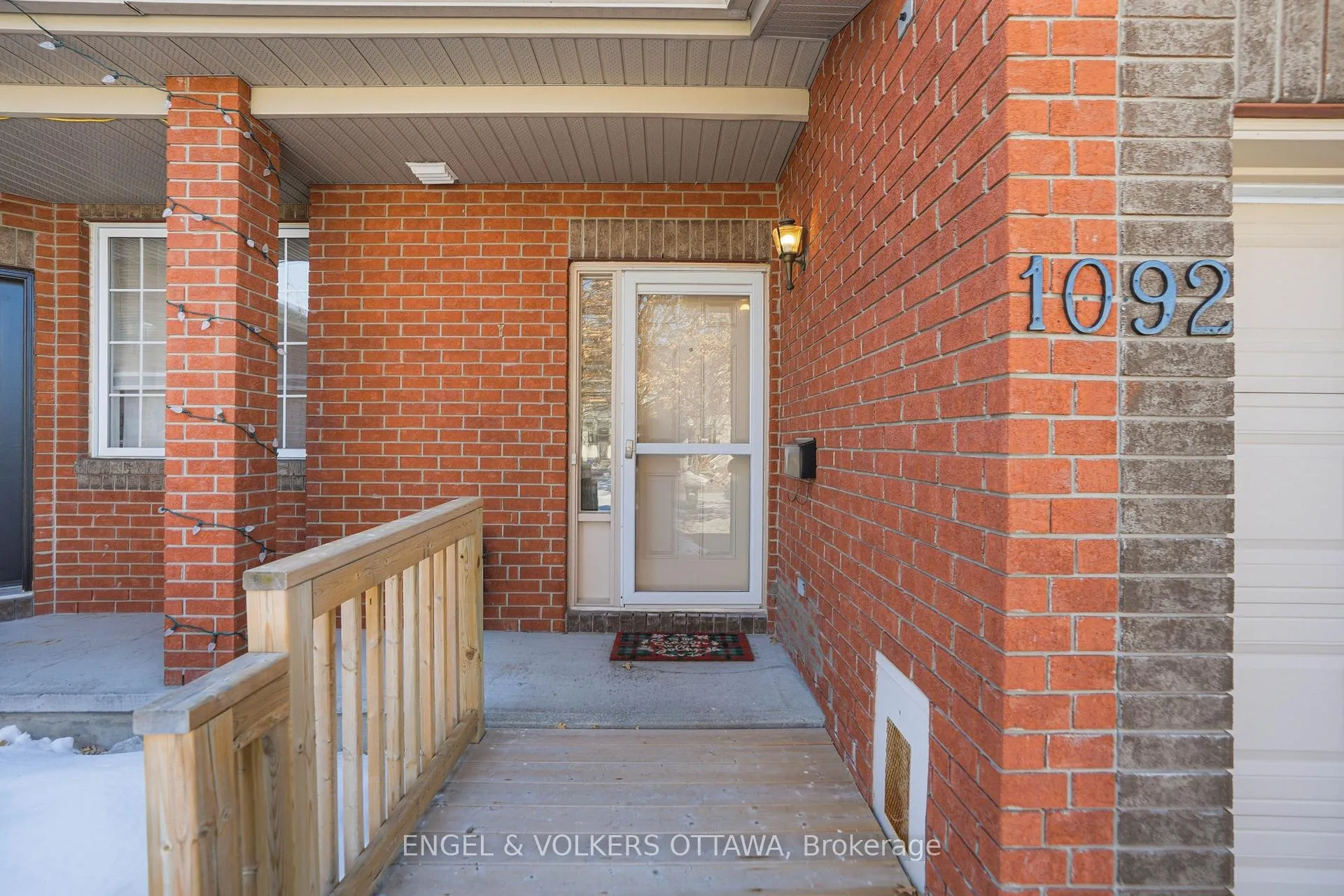 Photo 3 of 1092 Brasseur Crescent, Ottawa, Fallingbrook/Gardenway South — HOMEH