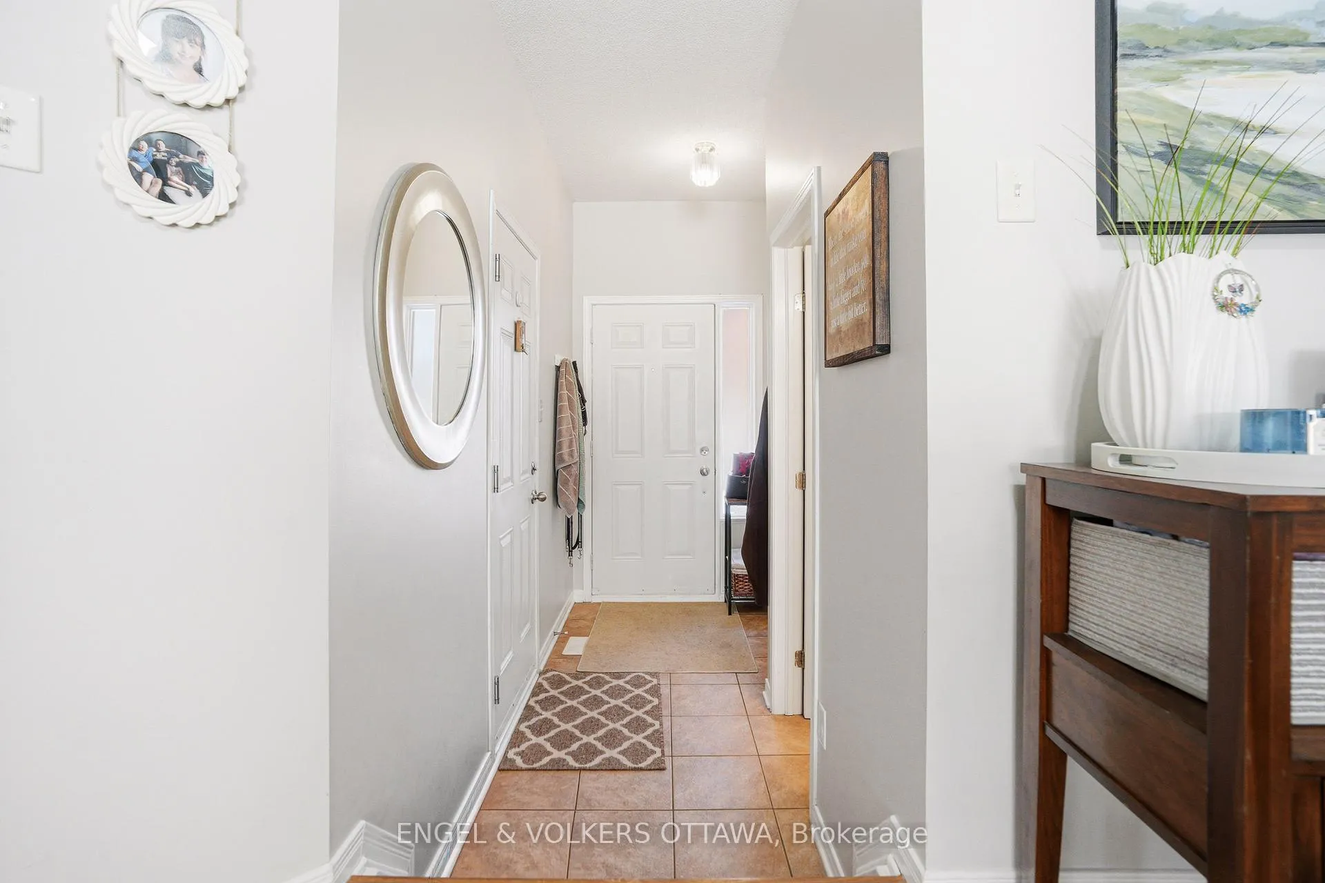 Photo 4 of 1092 Brasseur Crescent, Ottawa, Fallingbrook/Gardenway South — HOMEH