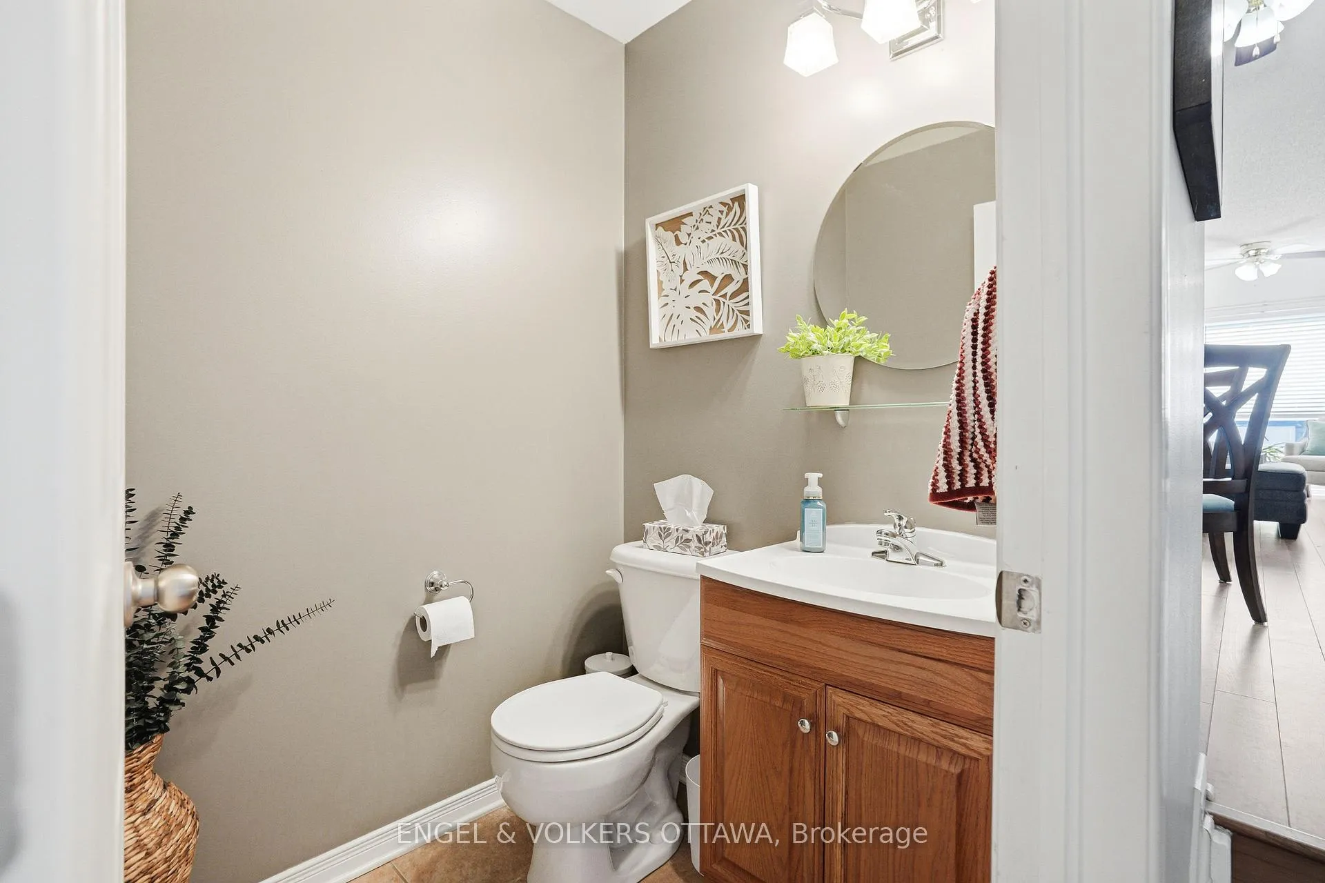 Photo 5 of 1092 Brasseur Crescent, Ottawa, Fallingbrook/Gardenway South — HOMEH