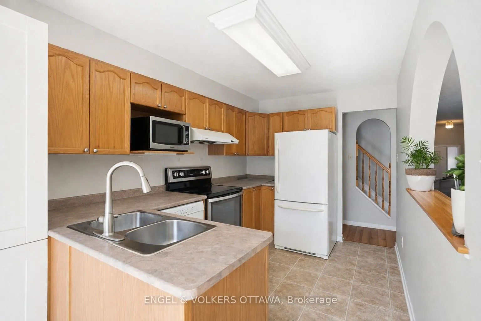 Photo 13 of 1092 Brasseur Crescent, Ottawa, Fallingbrook/Gardenway South — HOMEH