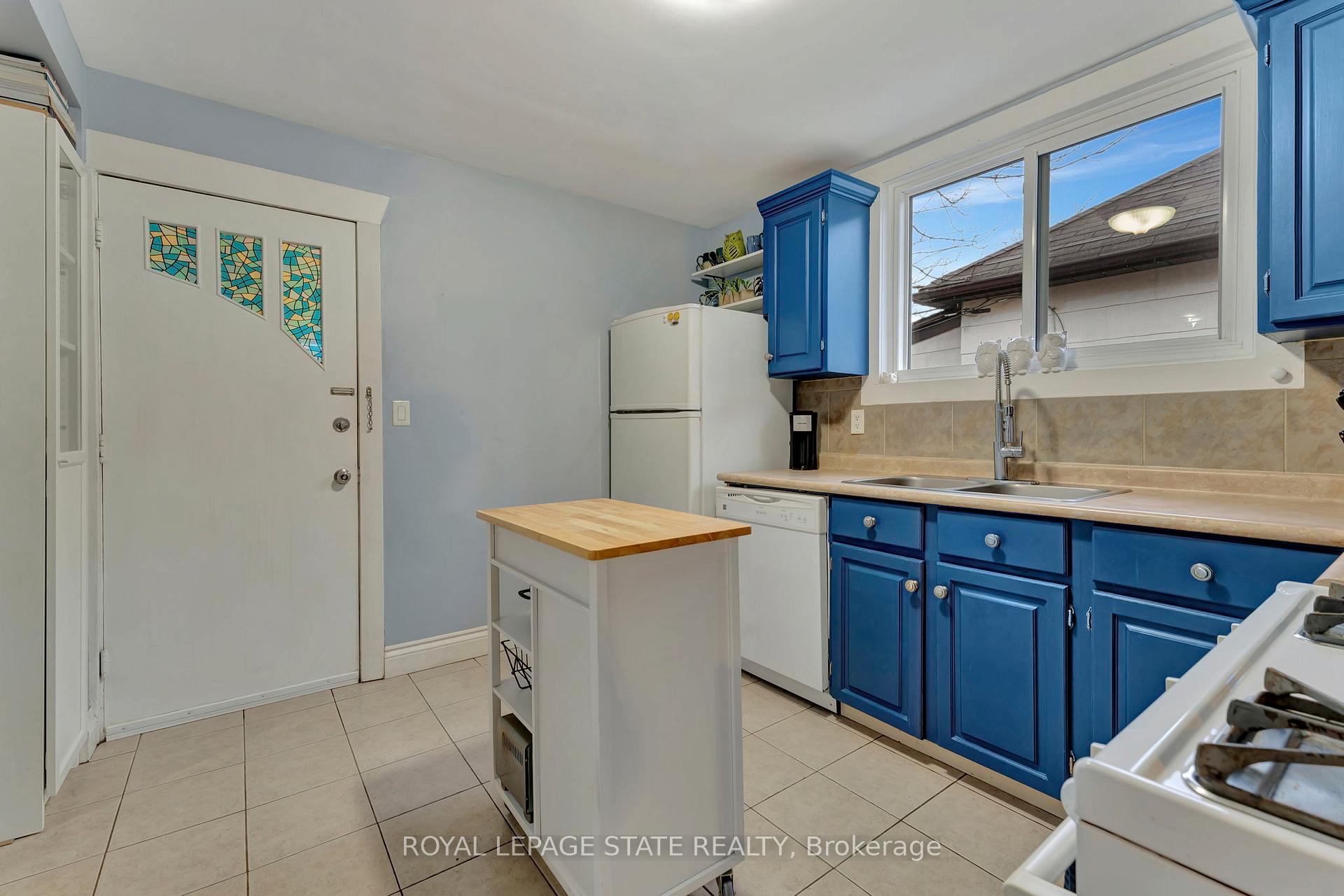 Photo 12 of 62 Houghton Avenue N, Hamilton, Crown Point — HOMEH