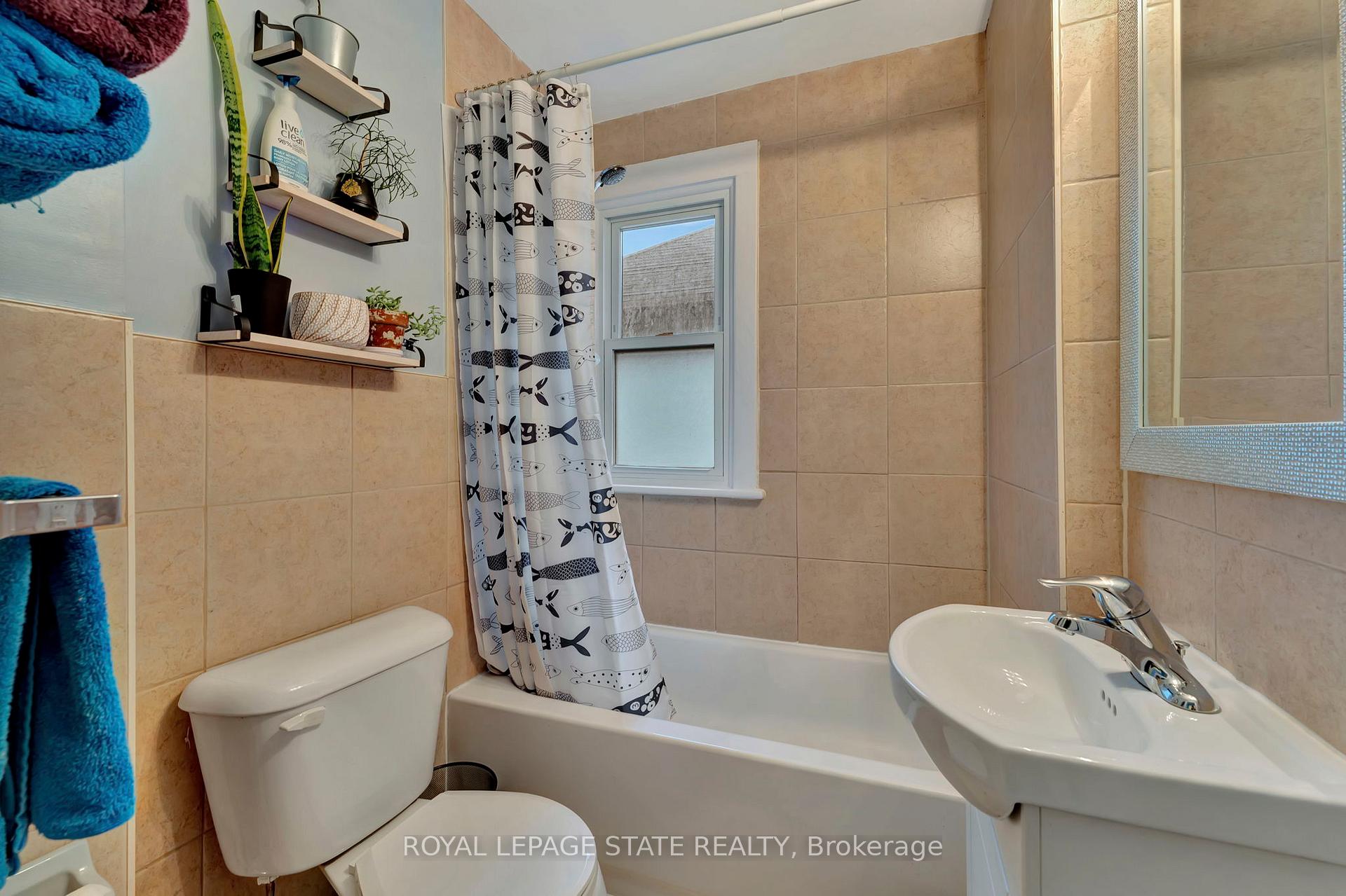 Photo 17 of 62 Houghton Avenue N, Hamilton, Crown Point — HOMEH
