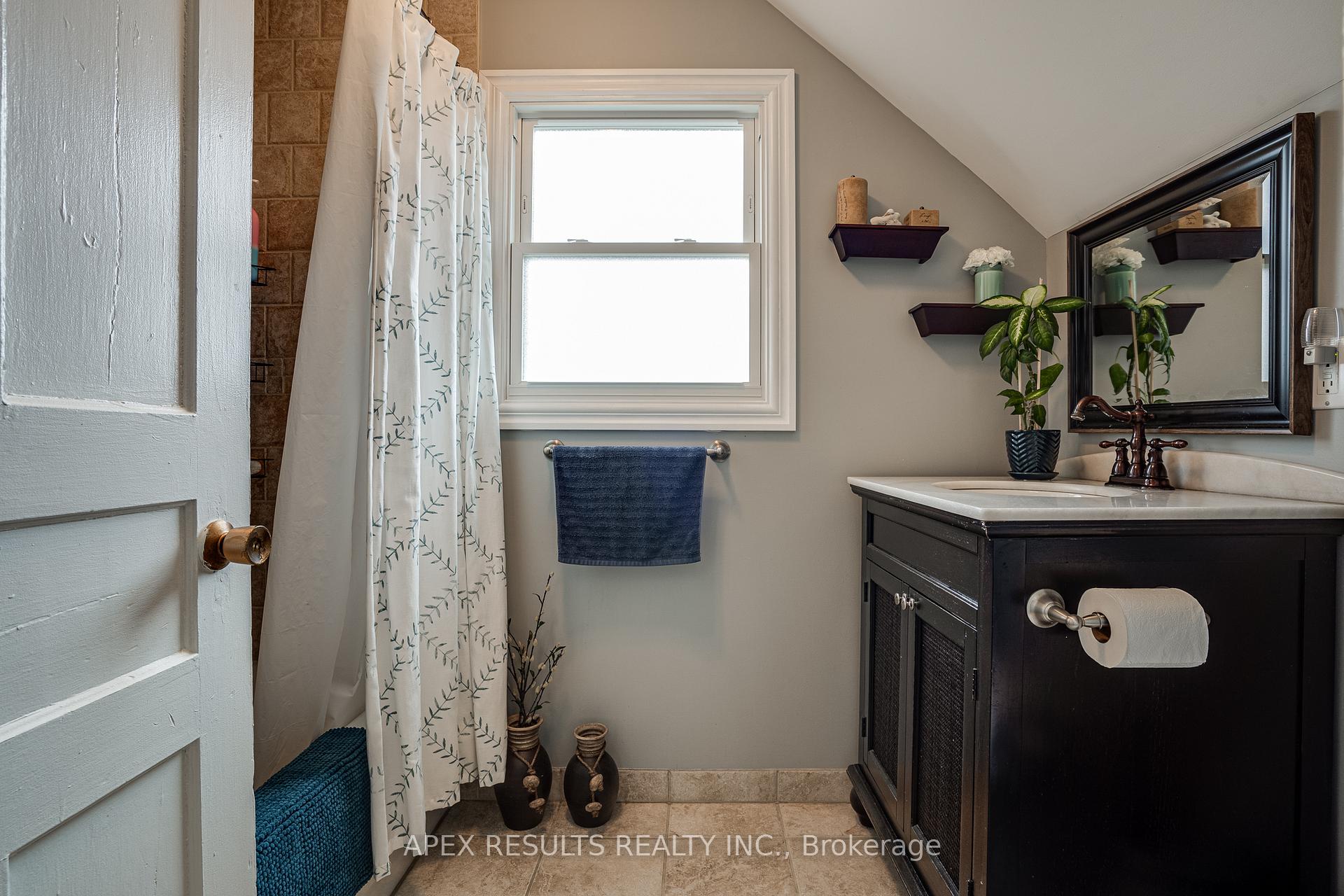 Photo 12 of 52 Mayflower Avenue, Hamilton, Crown Point — HOMEH