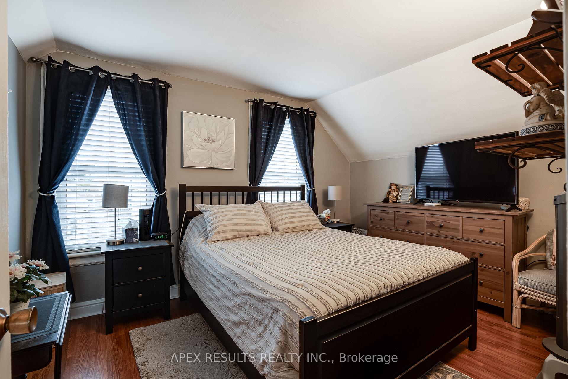 Photo 14 of 52 Mayflower Avenue, Hamilton, Crown Point — HOMEH