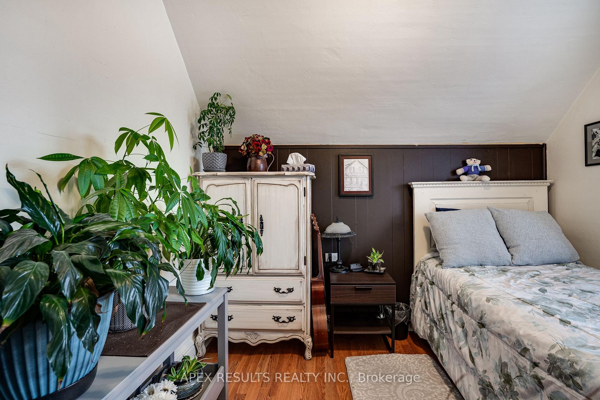 Photo 16 of 52 Mayflower Avenue, Hamilton, Crown Point — HOMEH