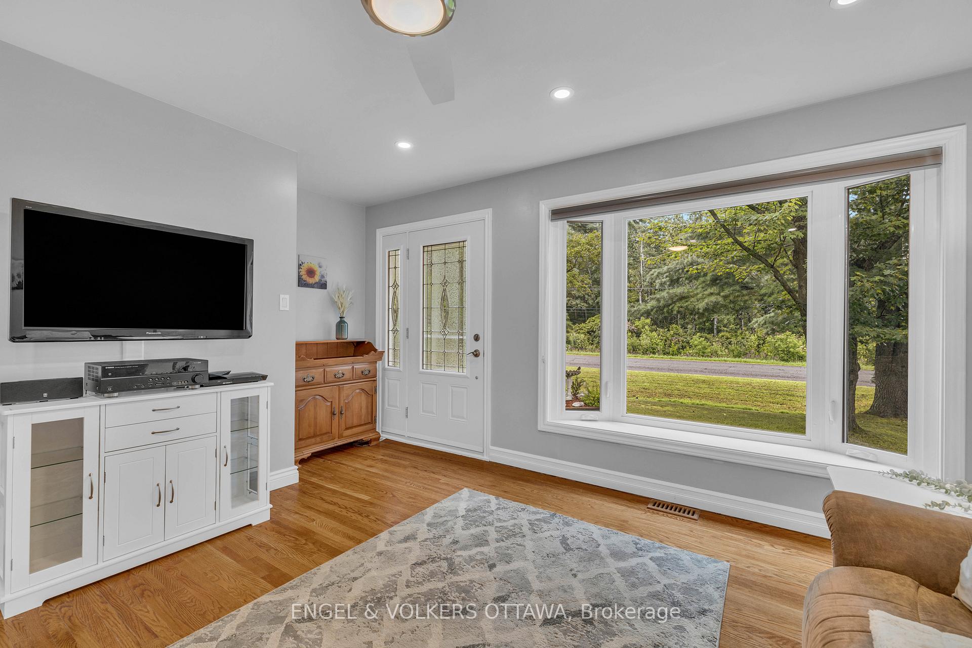 Photo 2 of 4690 Thunder Road, Ottawa, Carlsbad Springs — HOMEH