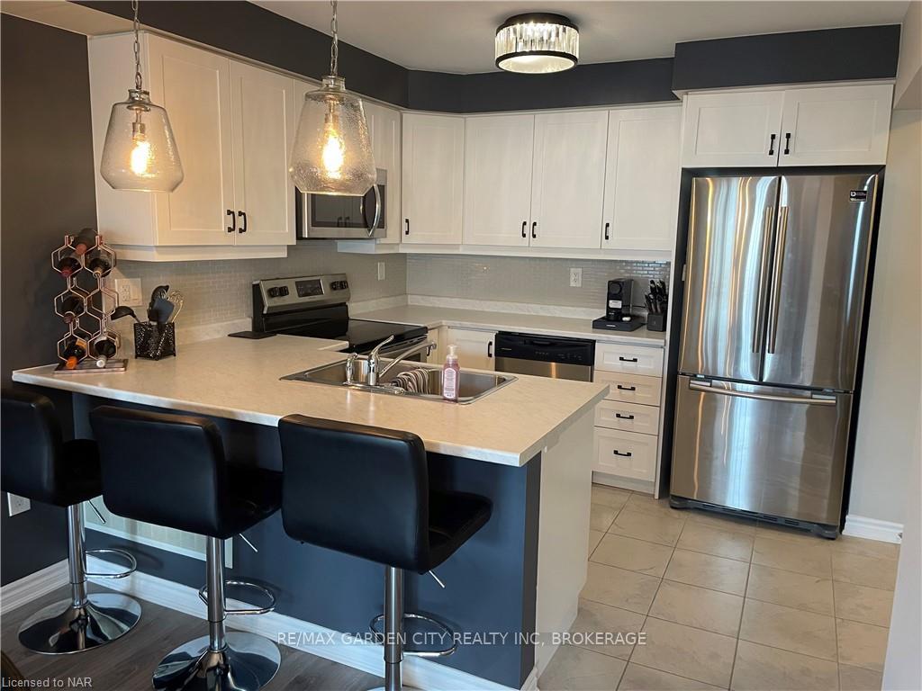 Photo 4 of Unit 61, 22 Spring Creek Drive, Hamilton, Waterdown — HOMEH