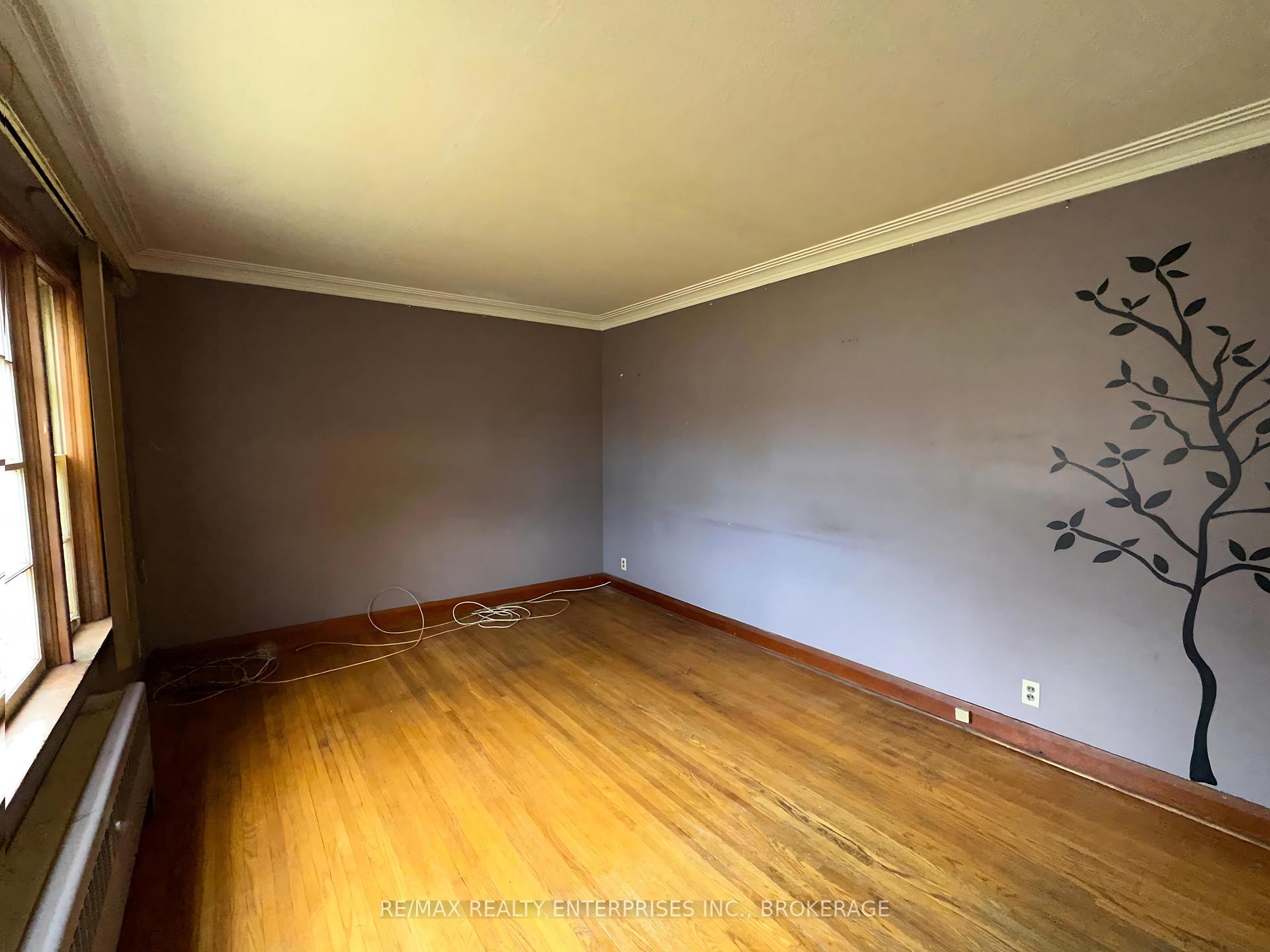 Photo 2 of 496 Carlton Street, St. Catharines, Carlton/Bunting — HOMEH