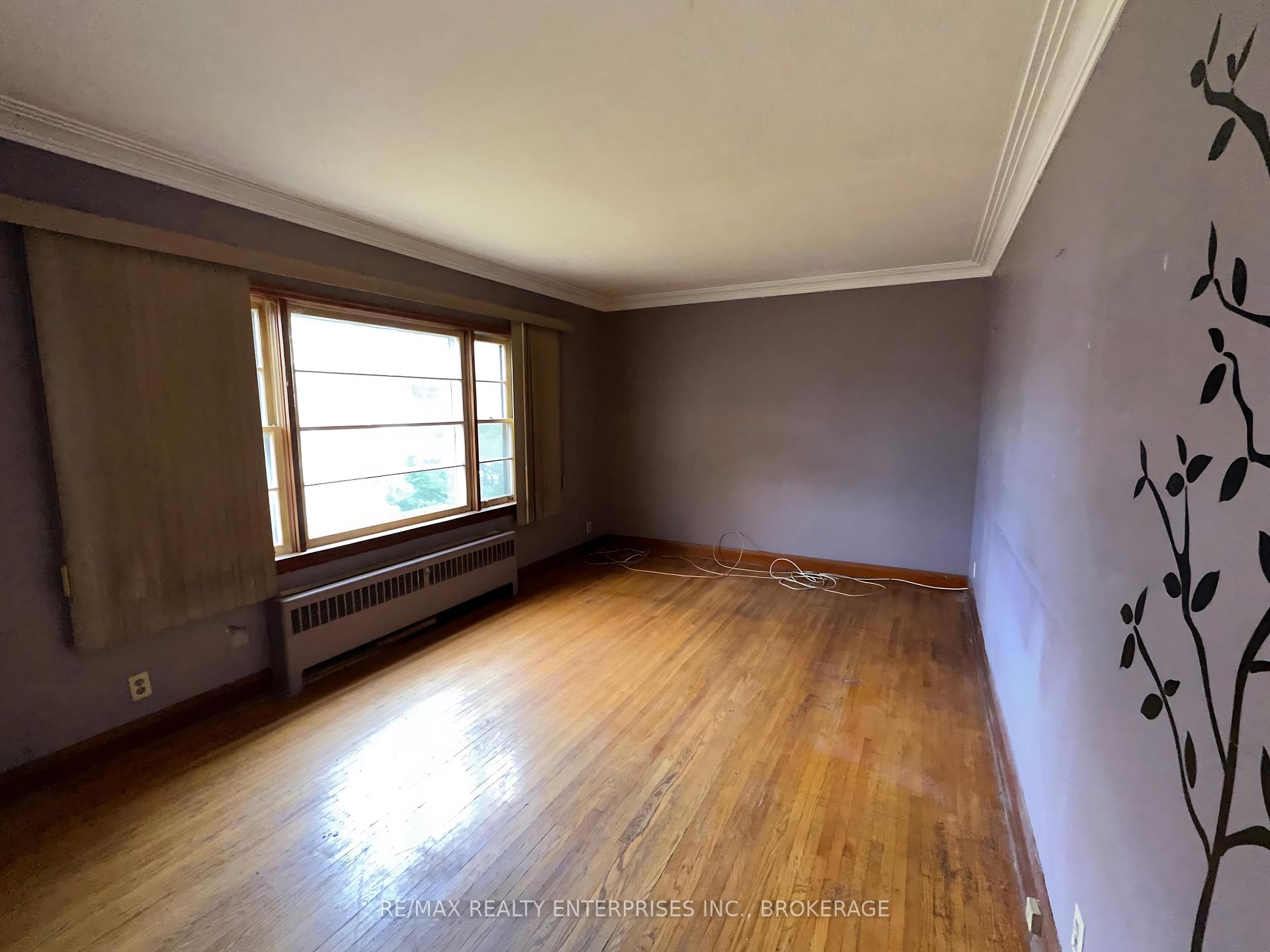 Photo 3 of 496 Carlton Street, St. Catharines, Carlton/Bunting — HOMEH