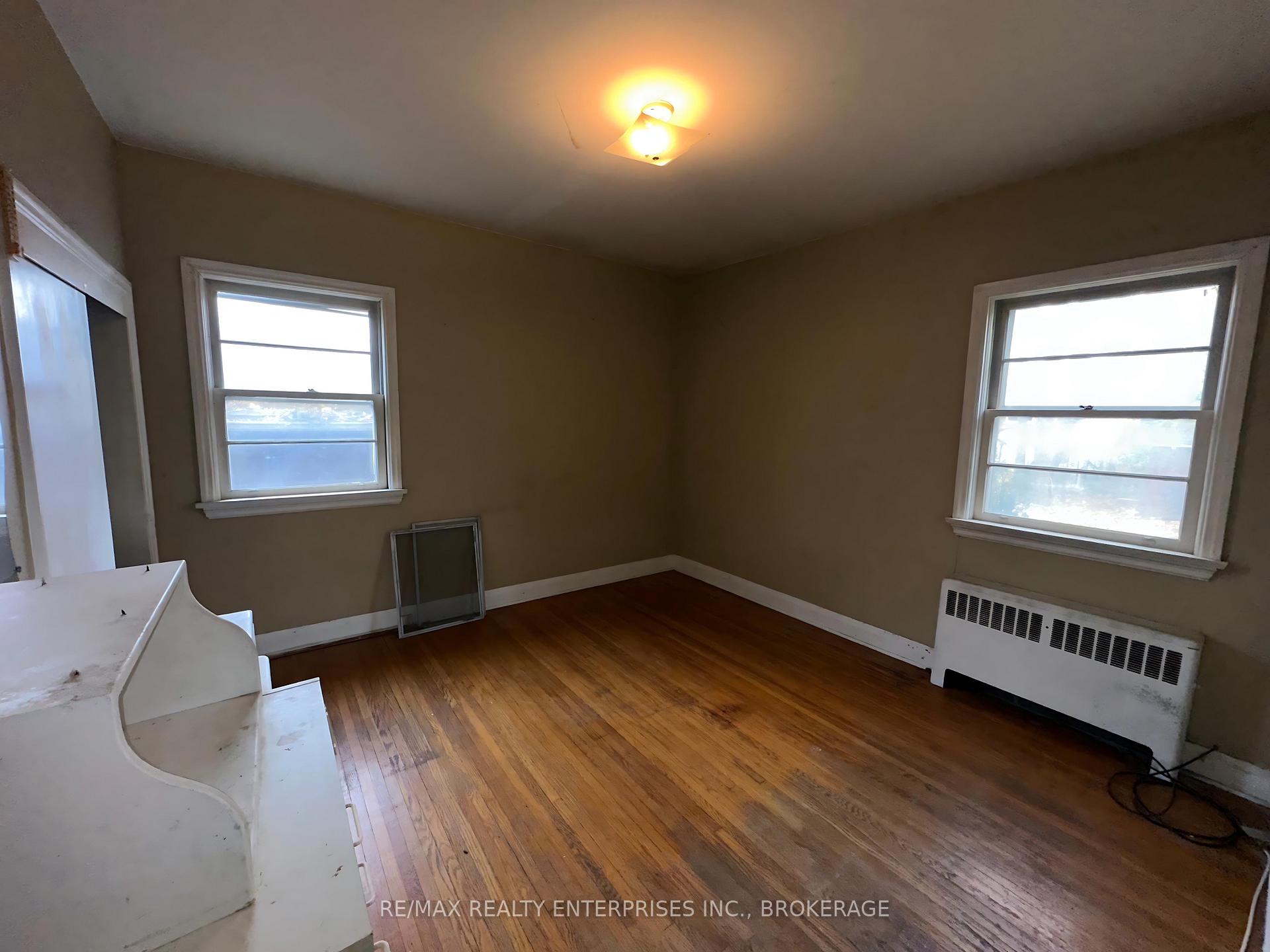 Photo 7 of 496 Carlton Street, St. Catharines, Carlton/Bunting — HOMEH