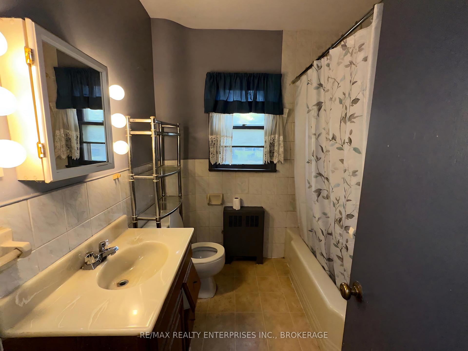 Photo 8 of 496 Carlton Street, St. Catharines, Carlton/Bunting — HOMEH