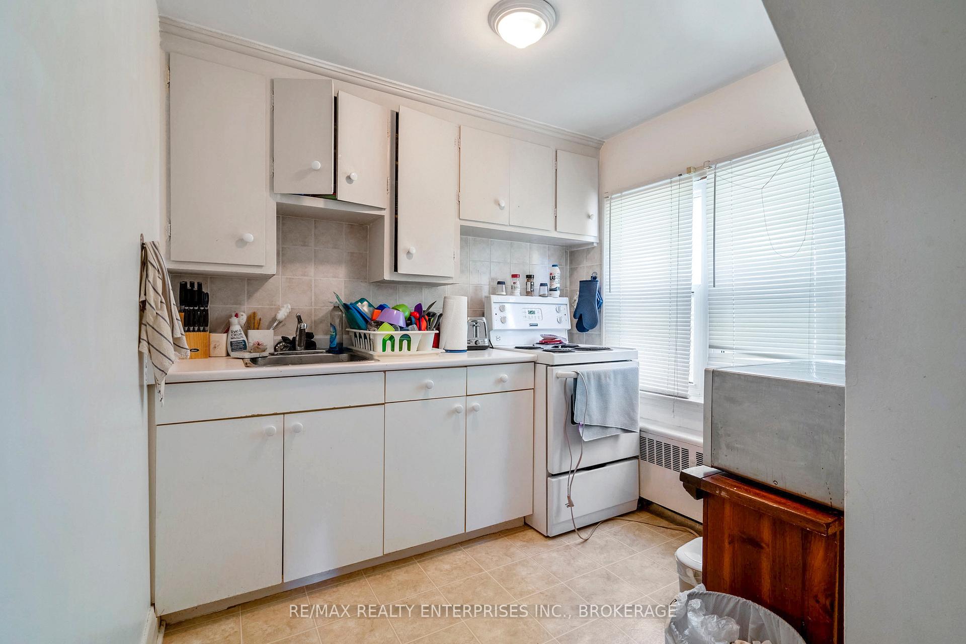 Photo 9 of 496 Carlton Street, St. Catharines, Carlton/Bunting — HOMEH