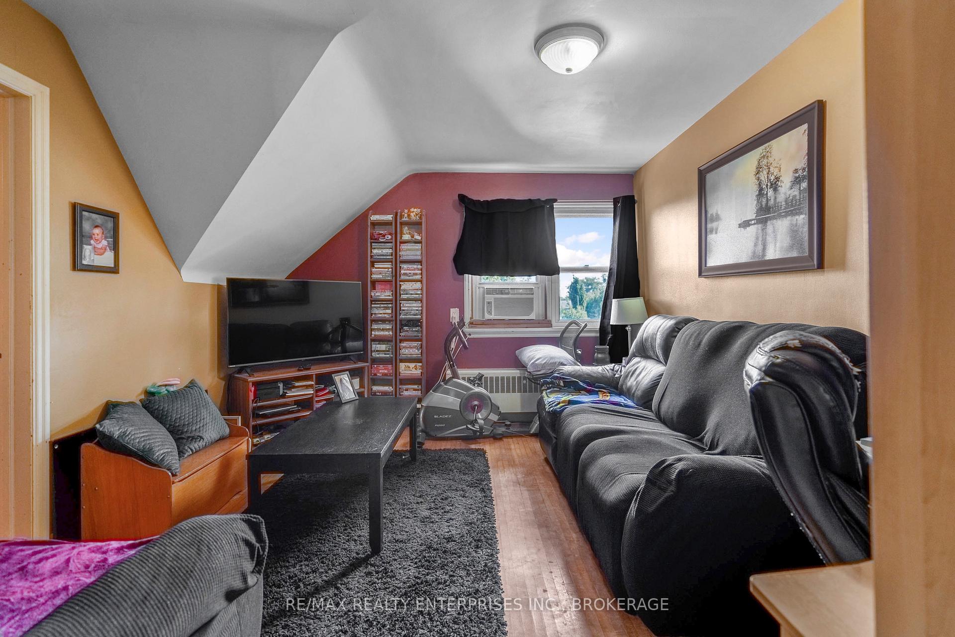 Photo 12 of 496 Carlton Street, St. Catharines, Carlton/Bunting — HOMEH