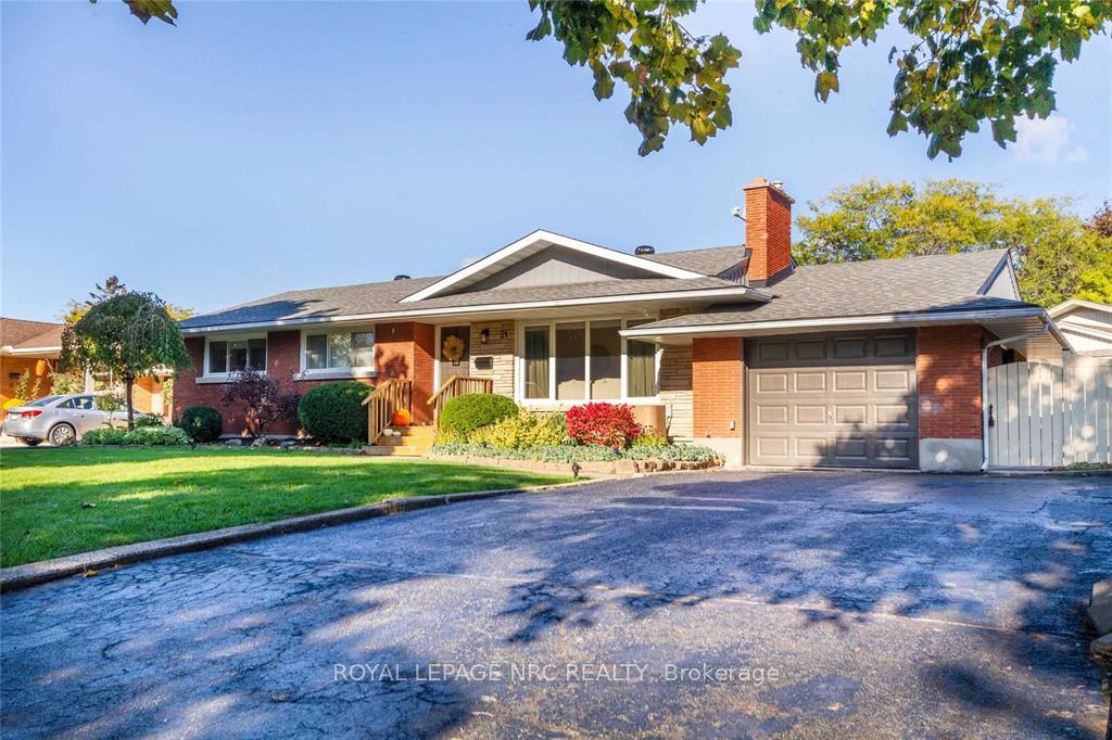 Photo 2 of 21 Costen Boulevard, St. Catharines, Vine/Linwell — HOMEH