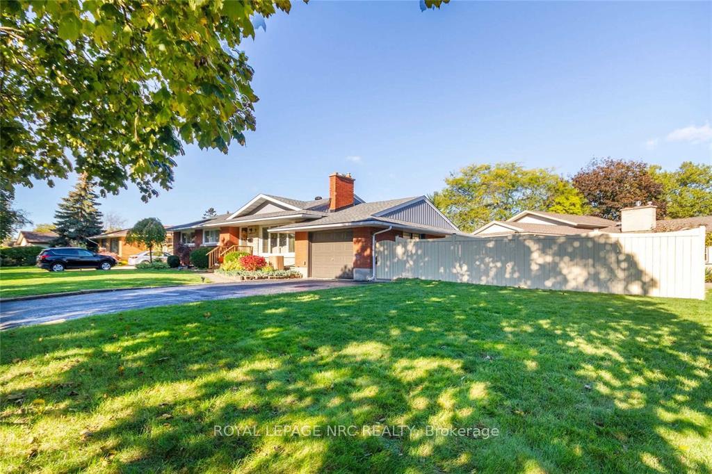 Photo 3 of 21 Costen Boulevard, St. Catharines, Vine/Linwell — HOMEH