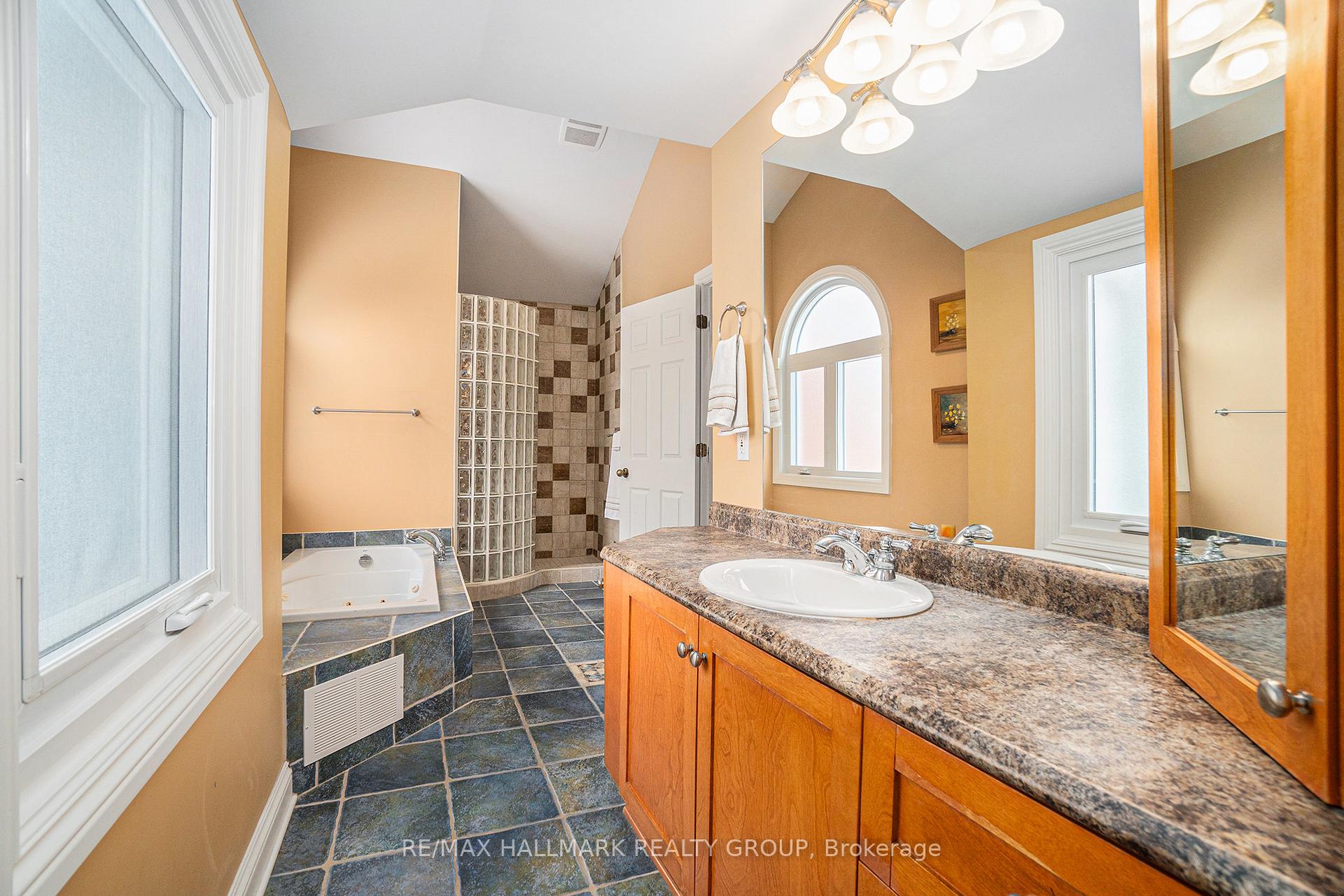 Photo 19 of 494 Mansfield Avenue, Ottawa, McKellar/Highland — HOMEH