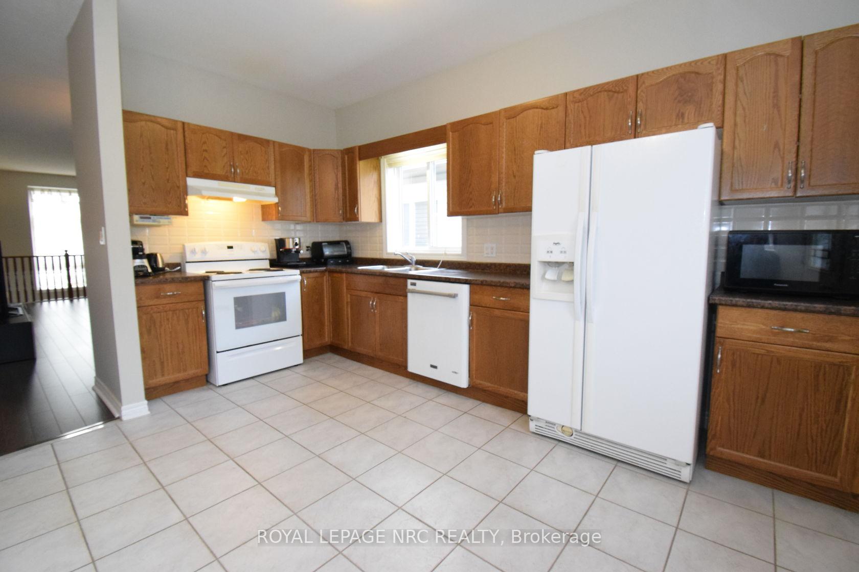 Photo 5 of 3 Cozocar Crescent, St. Catharines, Rykert/Vansickle — HOMEH