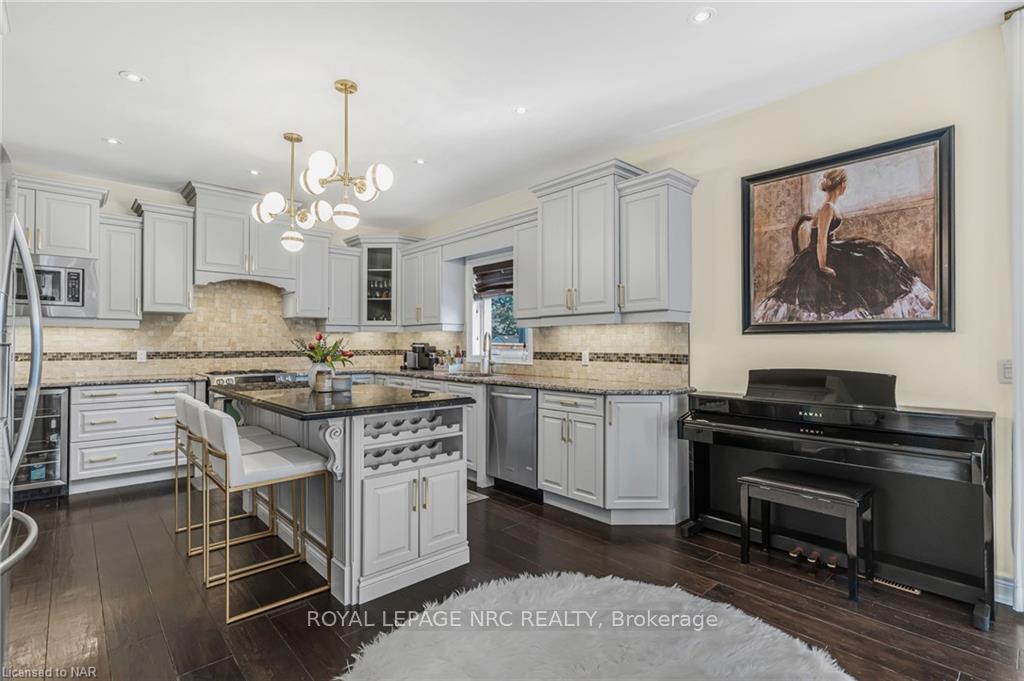 Photo 10 of 14 Tuscany Court, St. Catharines, Grapeview — HOMEH