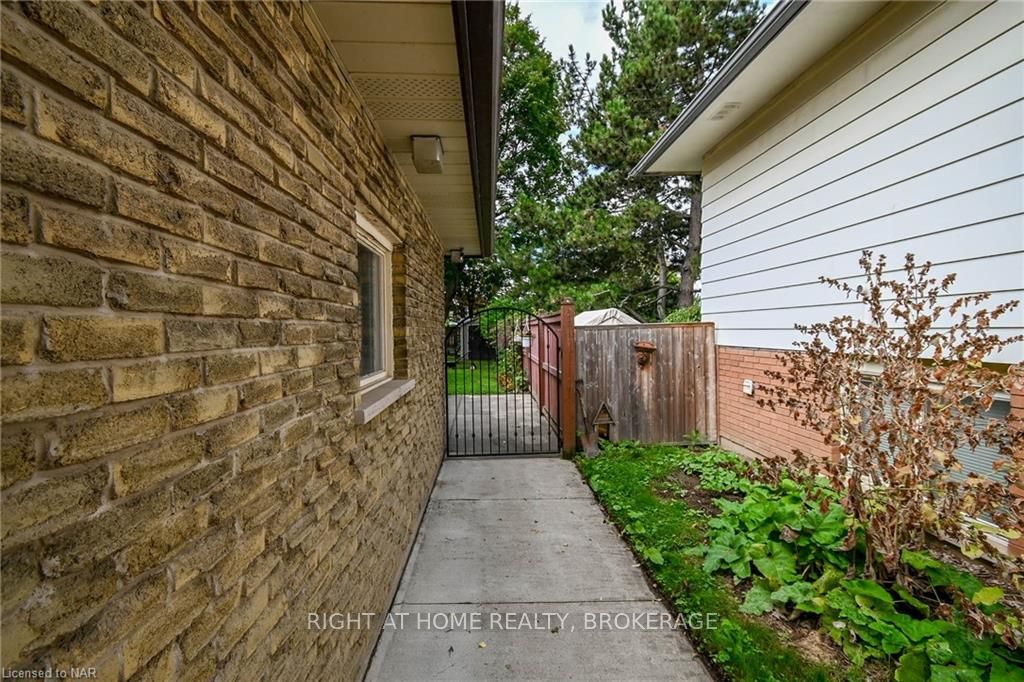 Photo 3 of 37 Bendingroad Crescent, St. Catharines, Lakeport — HOMEH