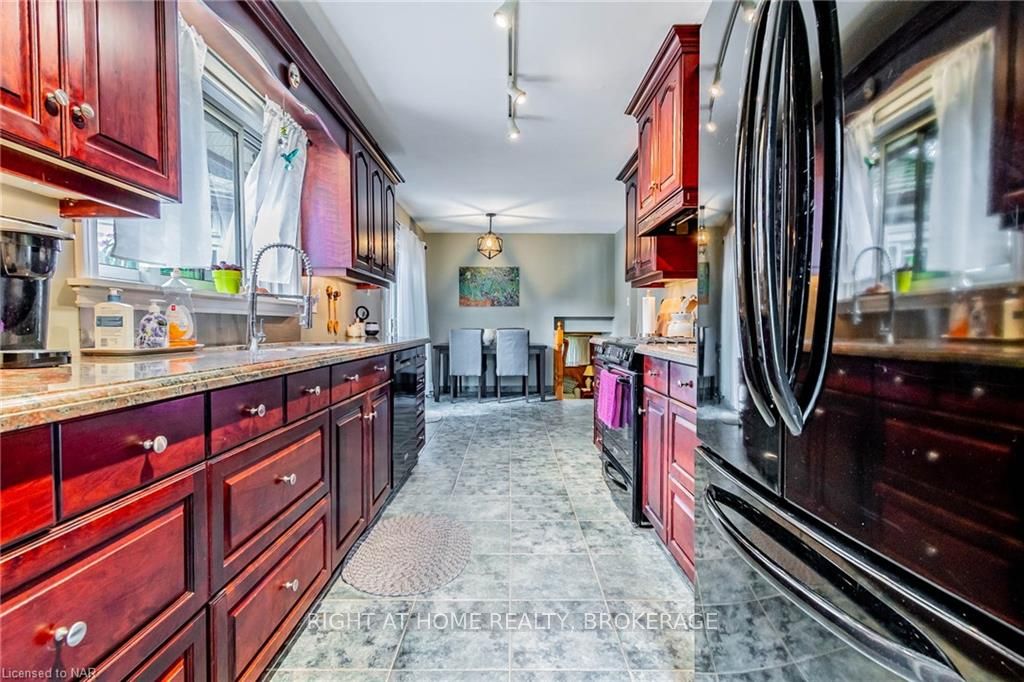 Photo 7 of 37 Bendingroad Crescent, St. Catharines, Lakeport — HOMEH
