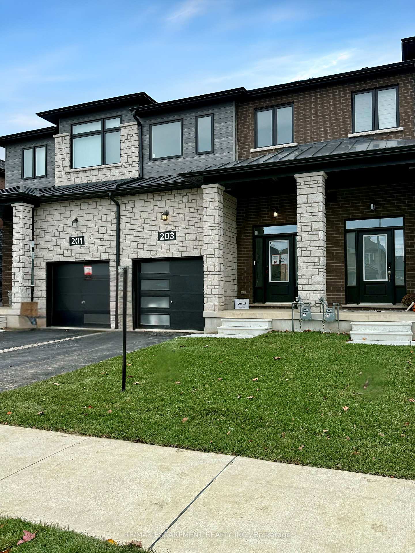 Photo 1 of 203 Lormont Boulevard, Hamilton, Stoney Creek Mountain — HOMEH
