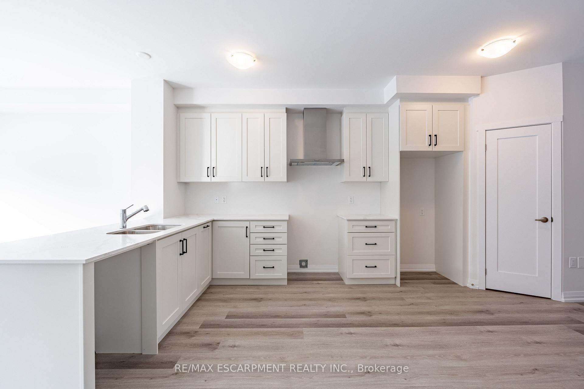 Photo 2 of 203 Lormont Boulevard, Hamilton, Stoney Creek Mountain — HOMEH