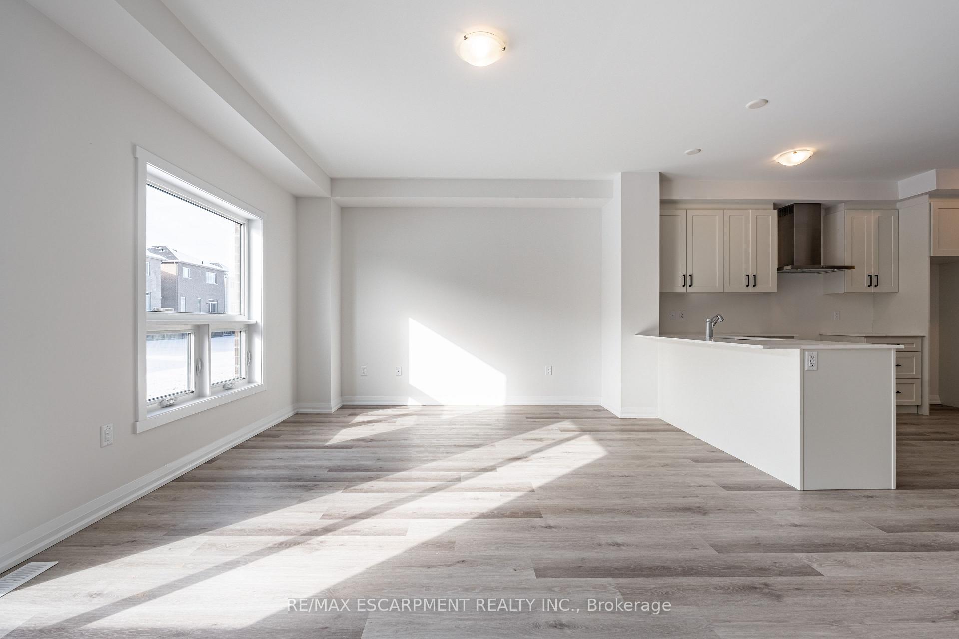 Photo 3 of 203 Lormont Boulevard, Hamilton, Stoney Creek Mountain — HOMEH