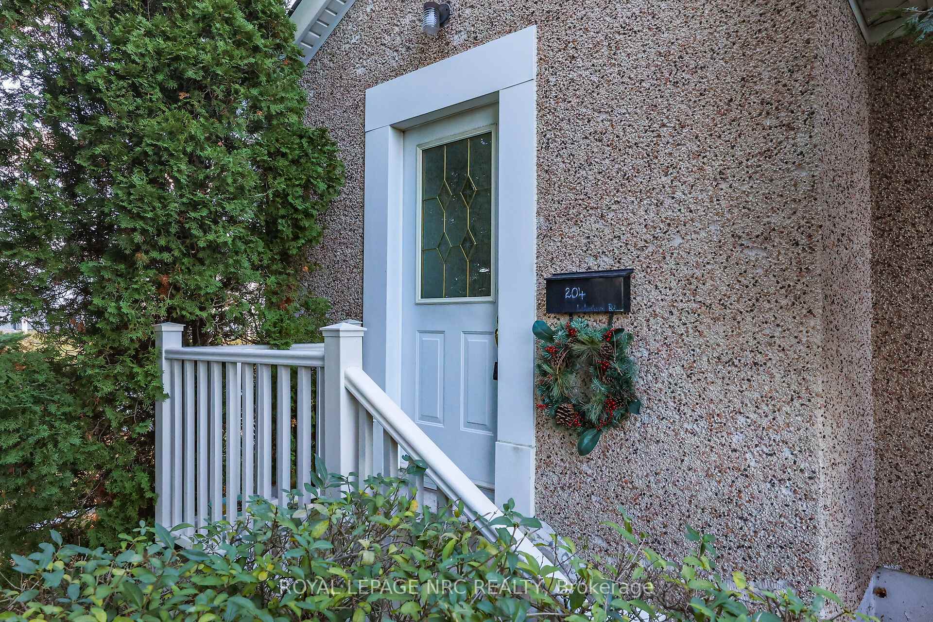 Photo 3 of 204 Lakeshore Road, St. Catharines, Vine/Linwell — HOMEH