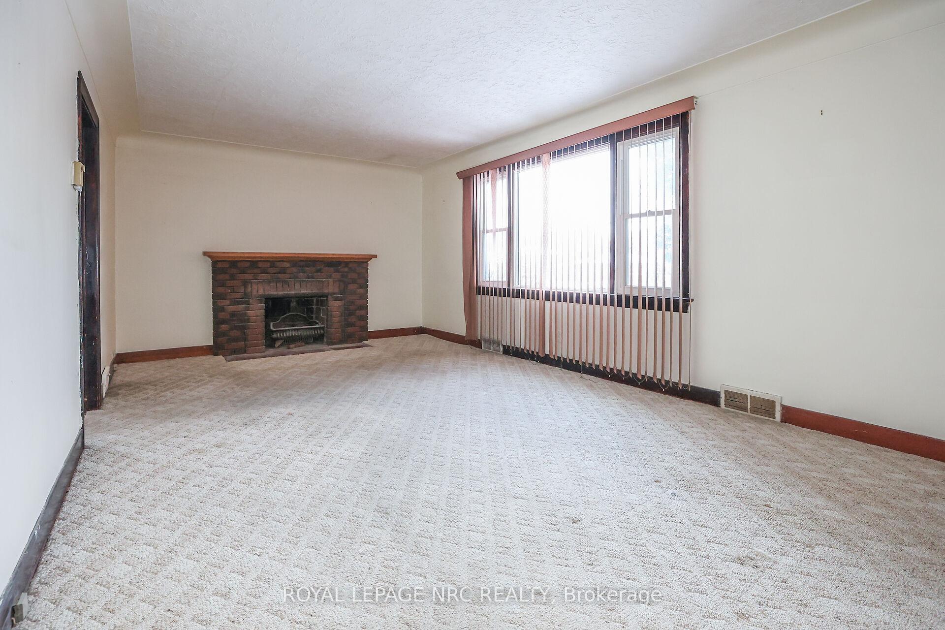 Photo 4 of 204 Lakeshore Road, St. Catharines, Vine/Linwell — HOMEH
