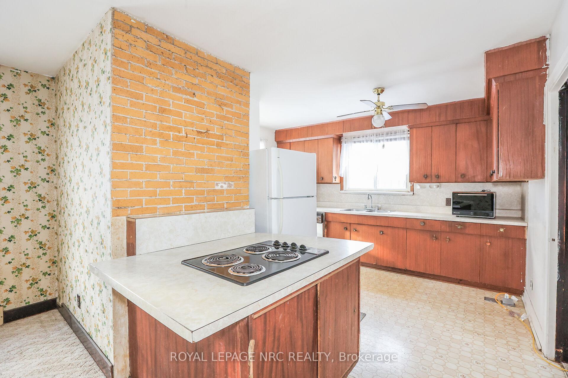 Photo 9 of 204 Lakeshore Road, St. Catharines, Vine/Linwell — HOMEH