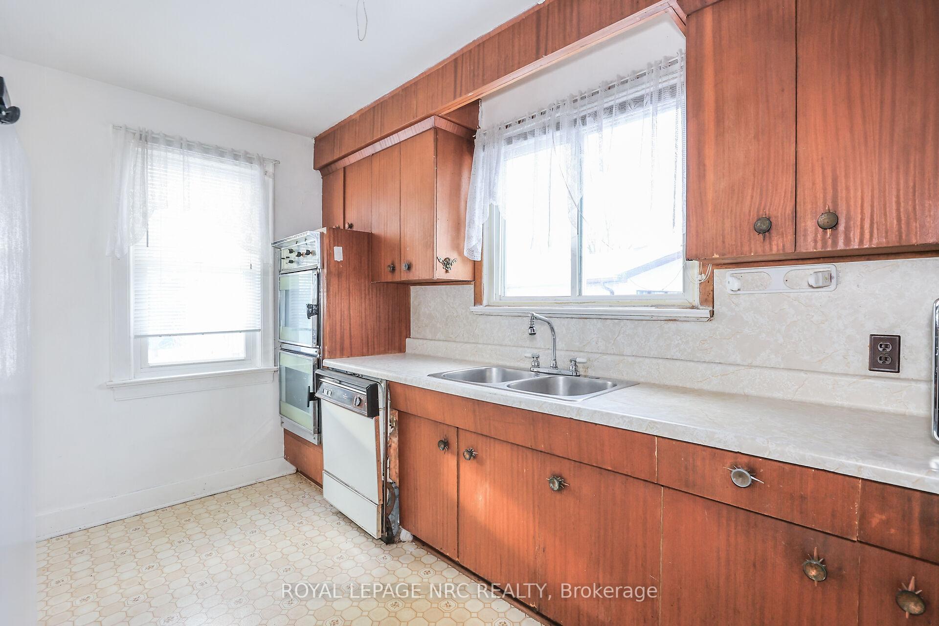 Photo 10 of 204 Lakeshore Road, St. Catharines, Vine/Linwell — HOMEH