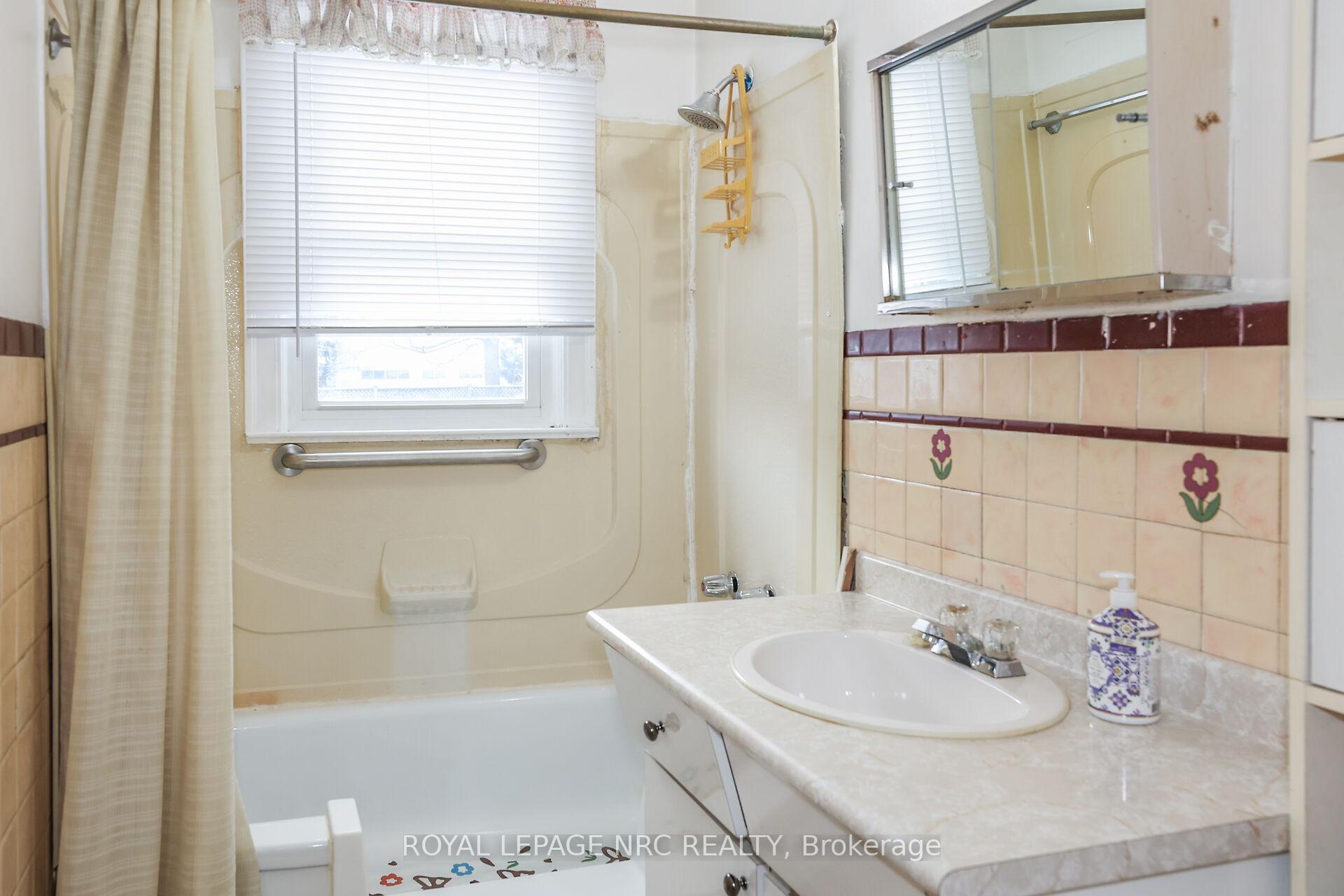 Photo 17 of 204 Lakeshore Road, St. Catharines, Vine/Linwell — HOMEH