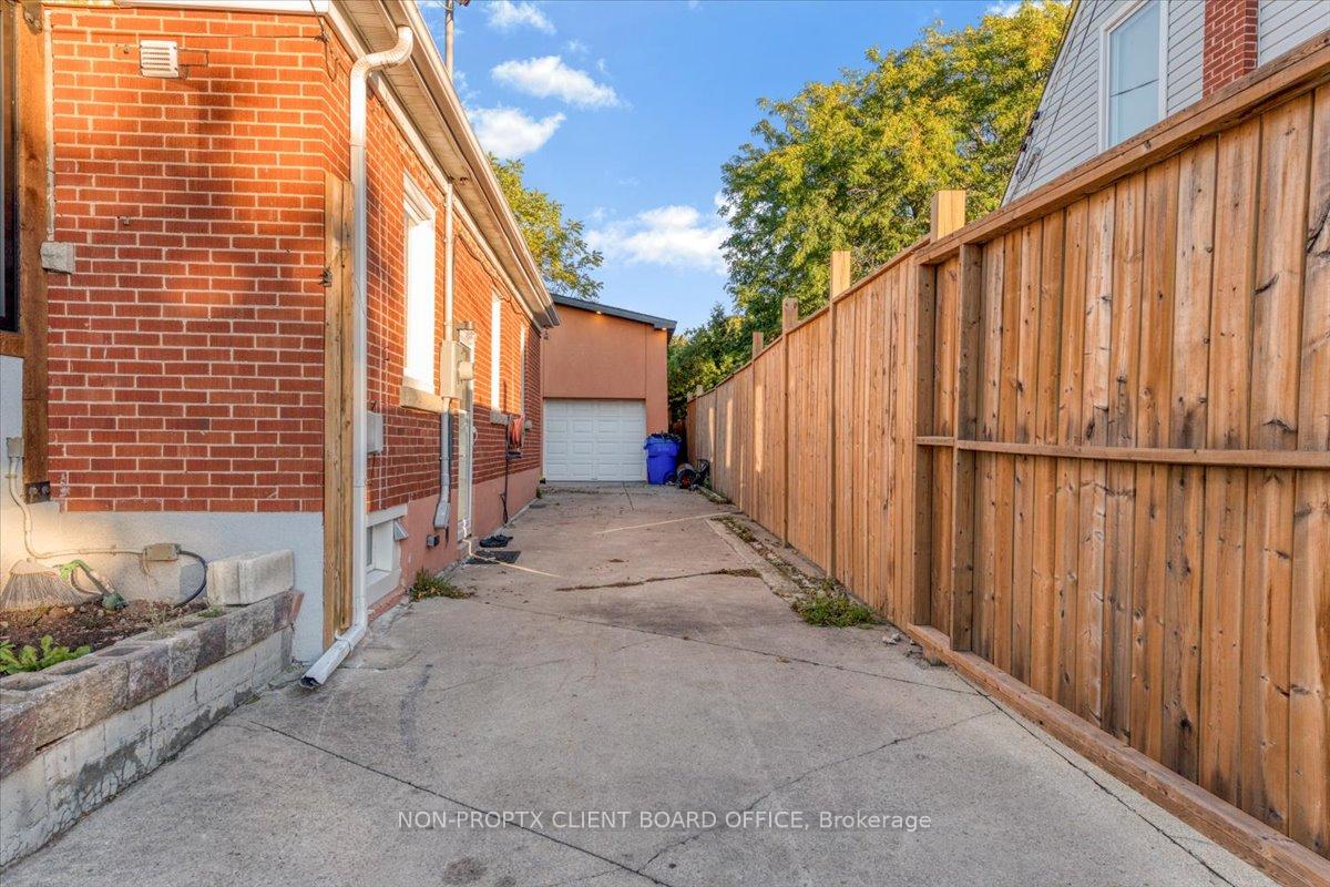 Photo 5 of 118 Second Street N, Hamilton, Stoney Creek — HOMEH