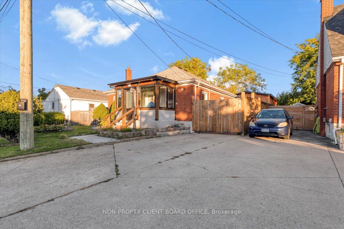 Photo 10 of 118 Second Street N, Hamilton, Stoney Creek — HOMEH