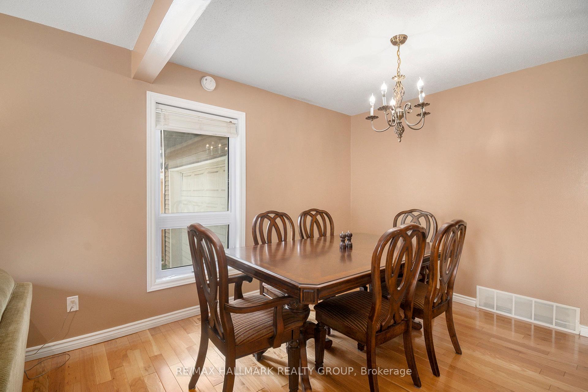 Photo 4 of 1641 Saxony Crescent, Ottawa, Pineview — HOMEH