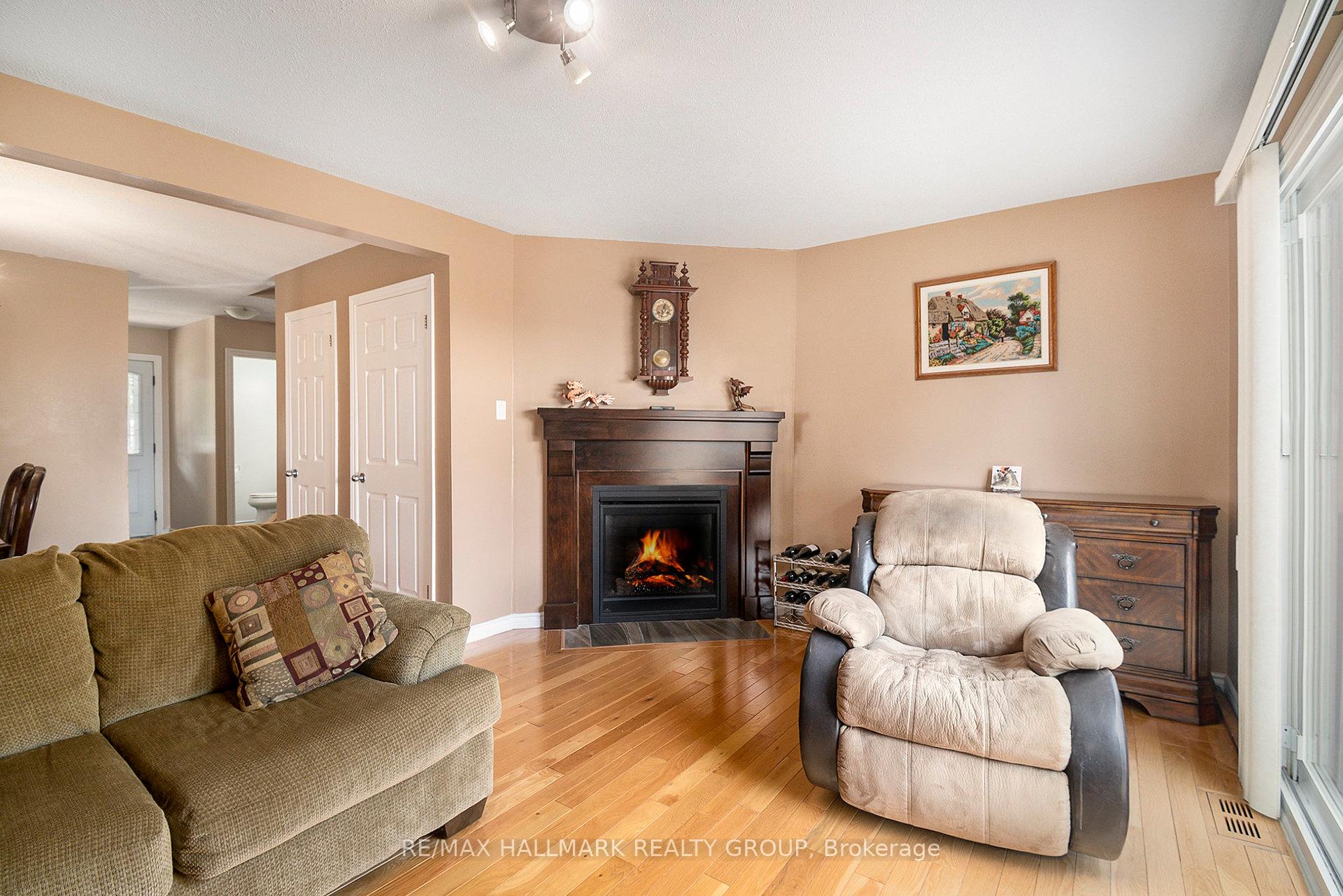 Photo 8 of 1641 Saxony Crescent, Ottawa, Pineview — HOMEH