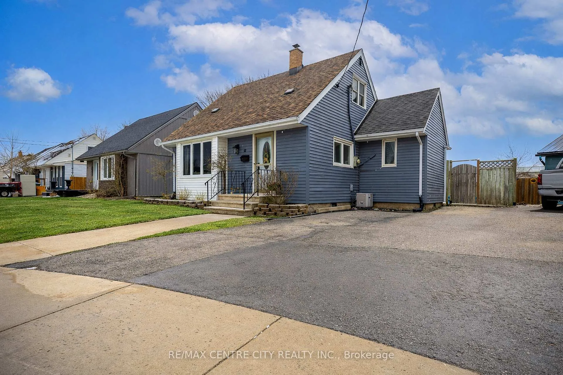 Photo 3 of 13 Bell Avenue, St. Thomas — HOMEH