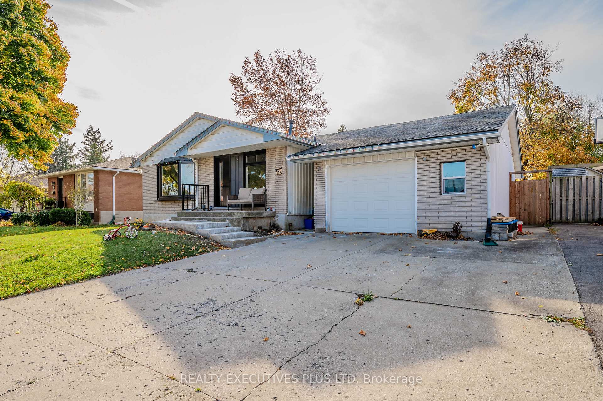 Photo 3 of 115 Lynbrook Drive, Hamilton, Rolston — HOMEH