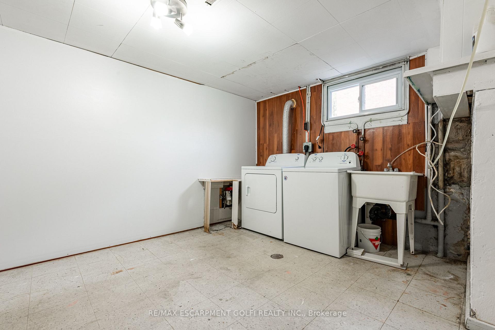 Photo 1 of 7 Battersea Avenue, St. Catharines, Secord Woods — HOMEH