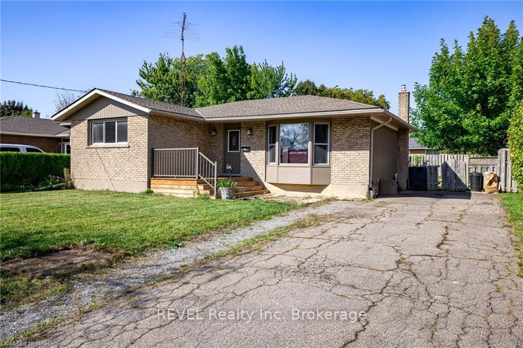 Photo 2 of 11 Rendale Avenue, St. Catharines, Carlton/Bunting — HOMEH