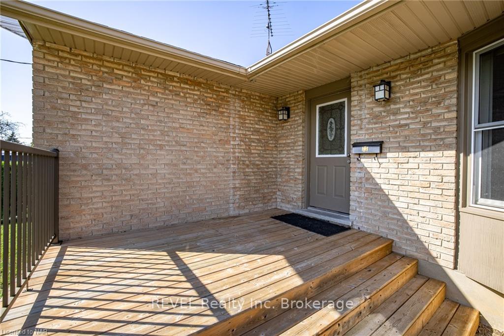 Photo 3 of 11 Rendale Avenue, St. Catharines, Carlton/Bunting — HOMEH