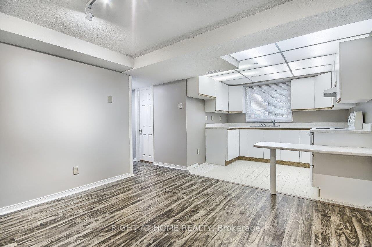 Photo 3 of Unit B, 7 Timbertrail Crescent, Aurora, Hills of St Andrew — HOMEH