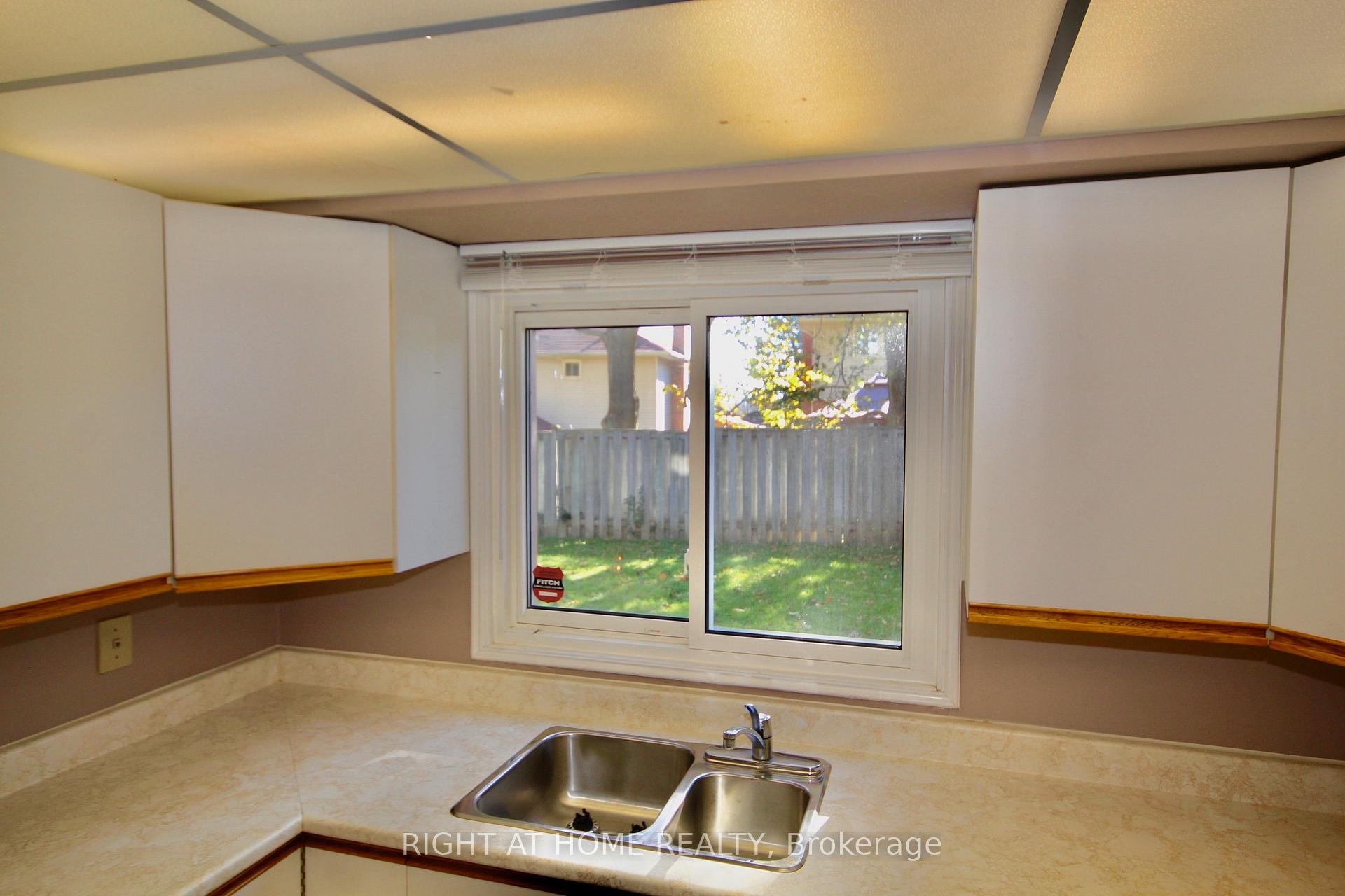 Photo 10 of Unit B, 7 Timbertrail Crescent, Aurora, Hills of St Andrew — HOMEH