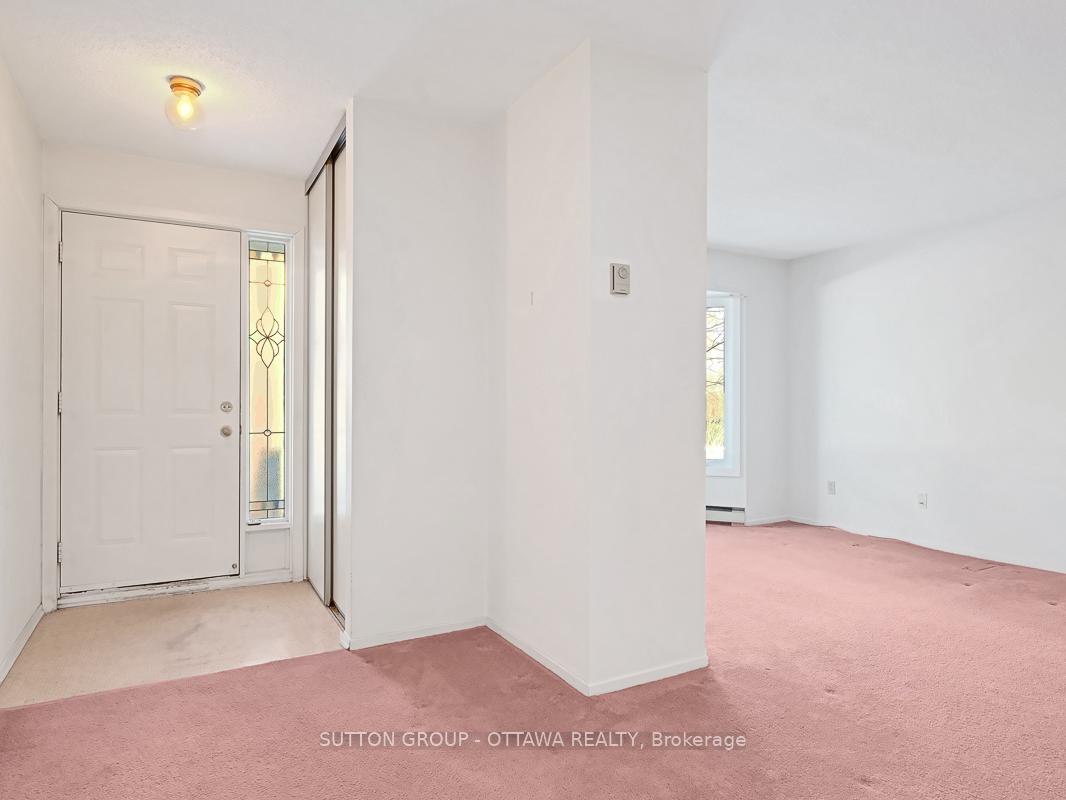 Photo 3 of 208 Steenbakkers, Ottawa, Hunt Club Park/Greenboro — HOMEH